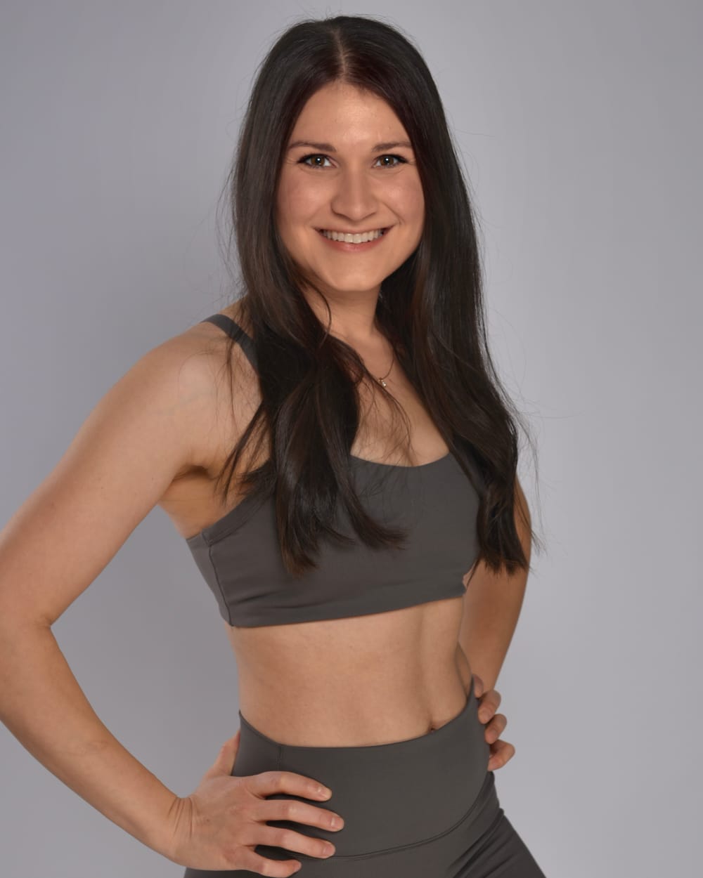 Aylin in Sportkleidung, lächelnd, mit sichtbar starker, flacher Körpermitte